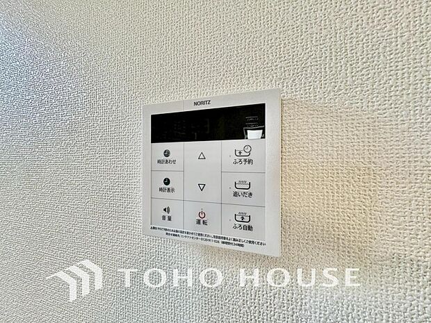 お風呂場と台所に操作リモコンがあり、キッチン近くにある給湯リモコンは、お料理の最中でもリビングで寛いでいるなかでもボタン一つで簡単に沸かせて便利ですね。