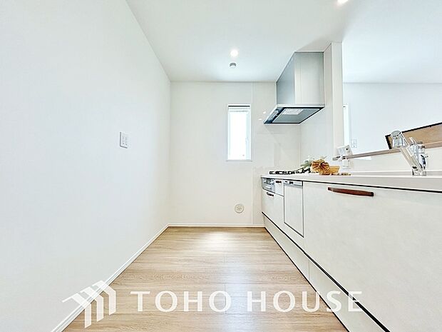 大型の冷蔵庫やレンジボードもしっかり置ける広々としたキッチンスペース。