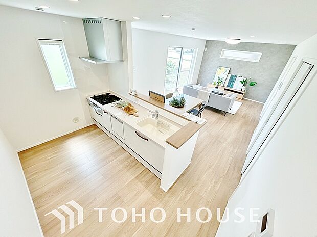 美しく使いやすいキッチン空間。優しい温もりを醸し出すキッチンは料理の為の配慮を随所に注ぎました。