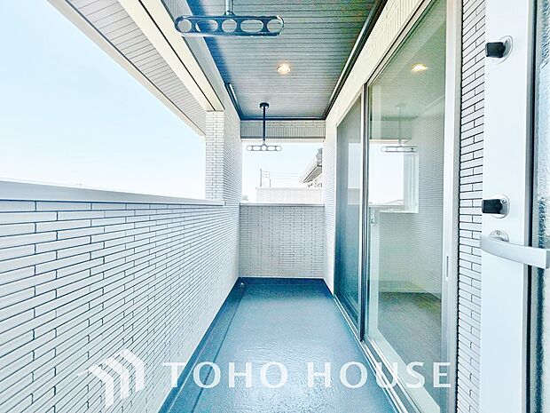暖かい陽ざしが差込むバルコニー。晴れた日には、洗濯物が良く乾きます。風通しも良好です。