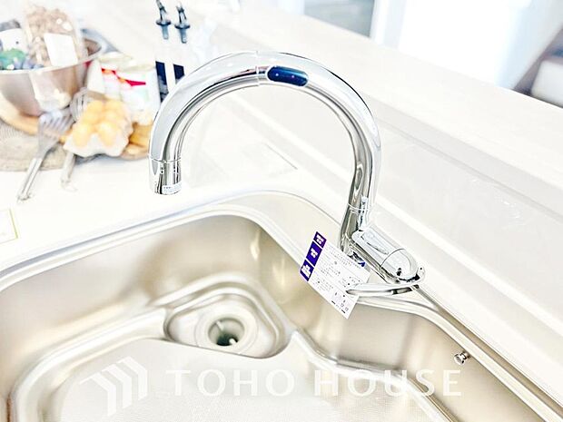 浄水器ボタンひとつで浄水と原水に切り替えられる浄水器一体型水栓を使用。
