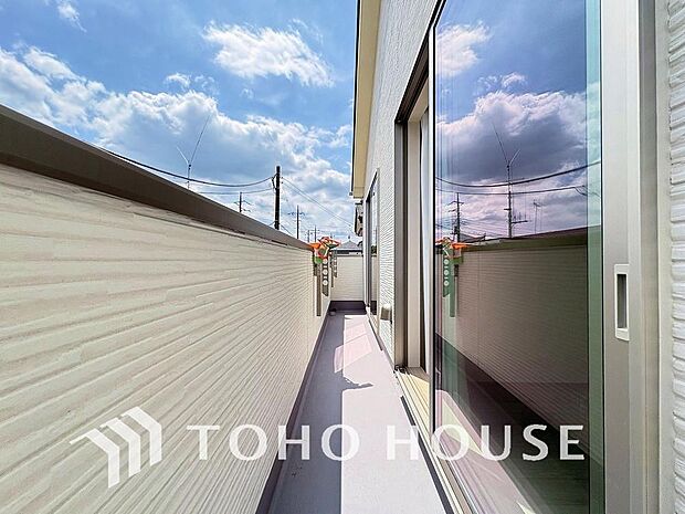 暖かい陽ざしが差込むバルコニー。晴れた日には、洗濯物が良く乾きます。風通しも良好です。