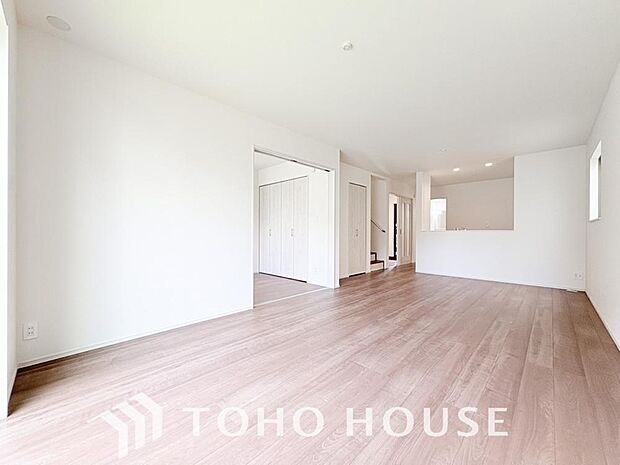 光が注がれる青い空から鮮やかに赤色にゆっくりと染まる。そんな優しい時間がここでは流れてゆく。
