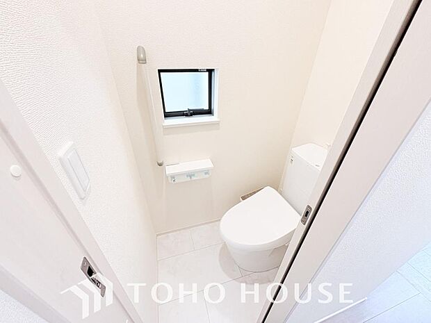 十分な広さと清潔感のあるカラーで纏まったおトイレ。時間に余裕とゆとりを持たせます。