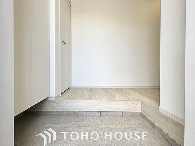 ゲストを招き、家族を迎える玄関は、ディスプレイや照明にこだわってみてはいかがでしょうか。