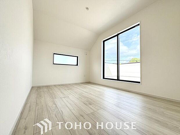 落ち着いたカラーの室内。インテリアやファブリックでお好みのテイストデザインを取り入れて頂けます。