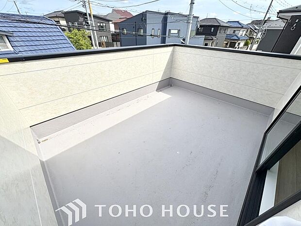 暖かい陽ざしが差込むバルコニー。晴れた日には、洗濯物が良く乾きます。風通しも良好です。