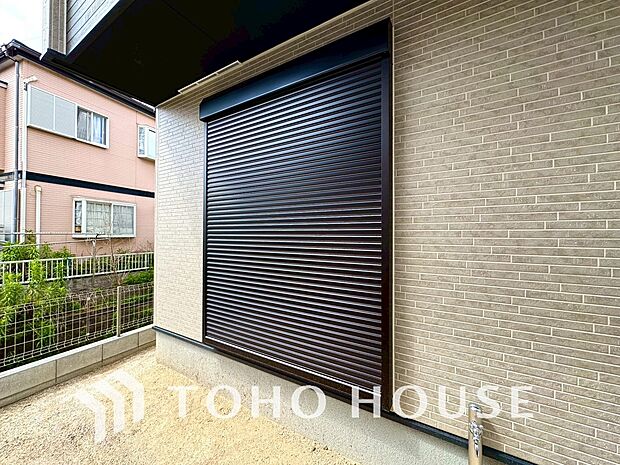 戸建にも防犯機能のシャッターを完備しております。寒い冬でも中から開閉がラクラクな所も便利です。
