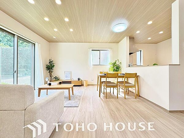 光が注がれる青い空から鮮やかに赤色にゆっくりと染まる。そんな優しい時間がここでは流れてゆく。
