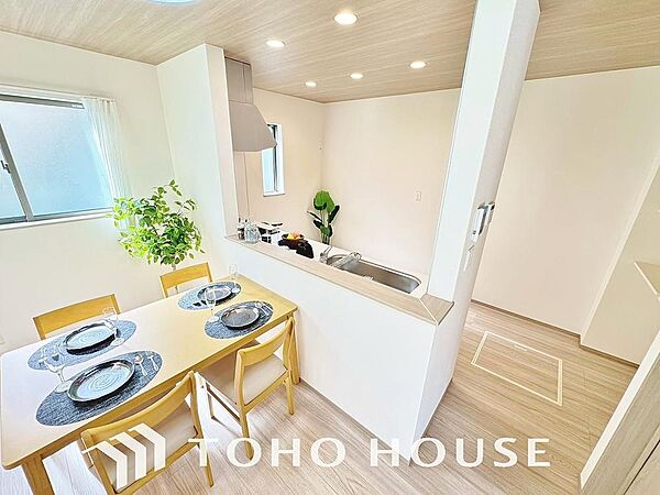 心温まるくつろぎを楽しめるリビングは、静かで落ち着いた癒しの空間となり、家族とゆったり過ごせます。