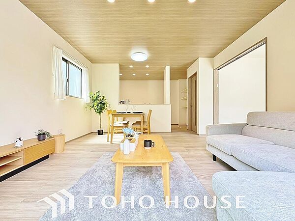 爽やかな通風と採光を存分に感じる事が出来る空間。毎日の暮らしに癒しをもたらす居心地の良いリビング。