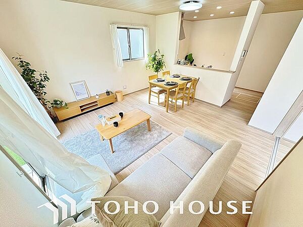 広々としたLDKは、家族が自然に集まりやすく、一緒に過ごす時間を楽しめる工夫が施されています。