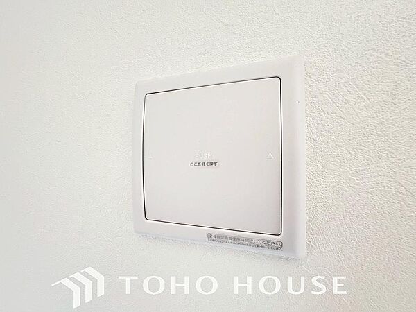 従来の自然換気とは異なり、強制的に室内の空気の入れ替えを自動的に行う事を可能とした「換気設備」のこと