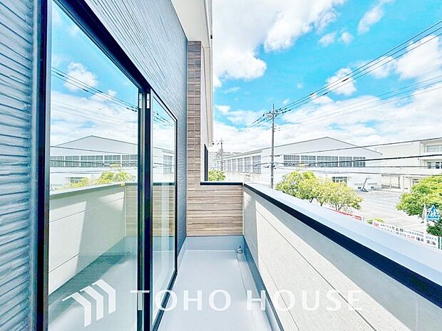 通風・採光に優れ、心地よい光と風があふれています。優しい陽射しが差し込むバルコニーとなっております。