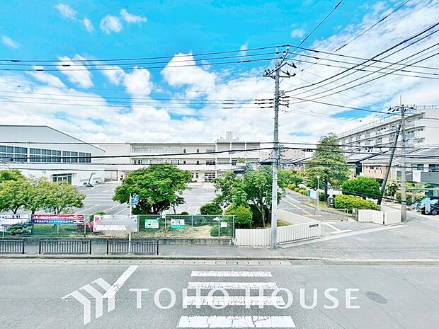 その豊かな眺望にふさわしい空間には、通風・採光にも優れ、心地よい光と風があふれています。