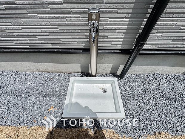 お車の手入れや外周りのお手入れの際にあると便利な立水栓がございます。