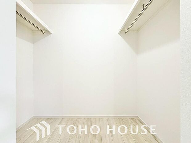 建物内部の収納には拘りました。共有部分に設けた収納。お荷物が多い方にも安心です。