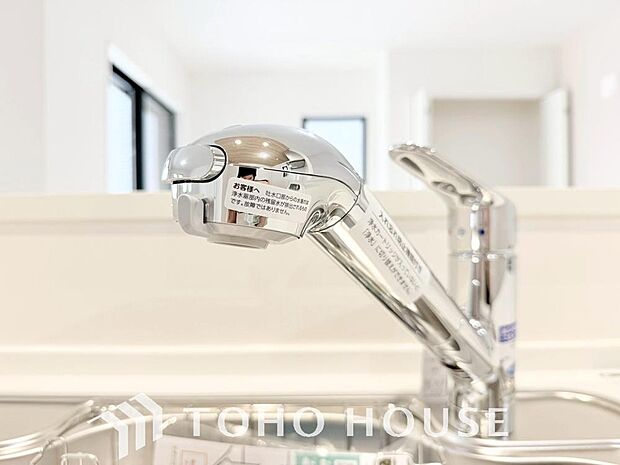 ワンタッチで浄水と原水を切り替えできる浄水器一体型水栓は水道水に含まれる有害物質を除去してくれます。