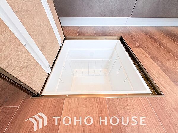 食品ストックや非常食・保存食の保管庫として活用できます。住まいの床下点検口としての役割もあります。
