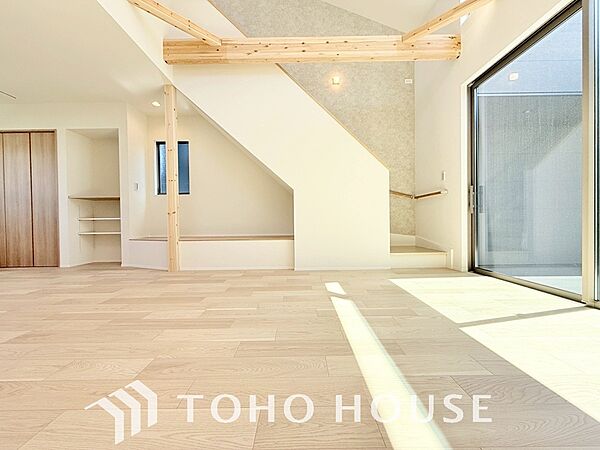 光が注がれる青い空から鮮やかに赤色にゆっくりと染まる。そんな優しい時間がここでは流れてゆく。