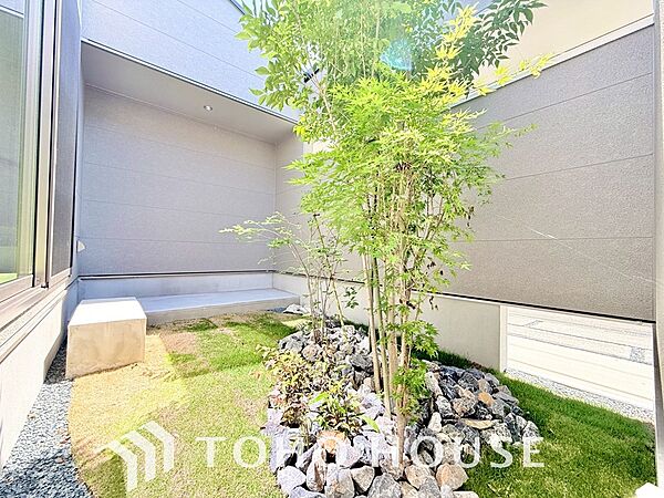 日当たりも良く、家庭菜園や植栽を育てるのに適したお庭はこれからの生活に緑という癒しを与えてくれます。