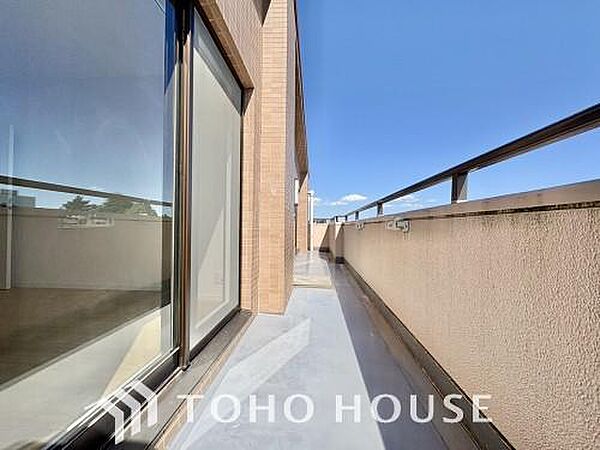 通風・採光に優れ、心地よい光と風があふれています。優しい陽射しが差し込むバルコニーとなっております。