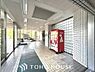 エントランス：メインエントランスは低層マンションの贅を彷彿させるような佇まいとなっております。