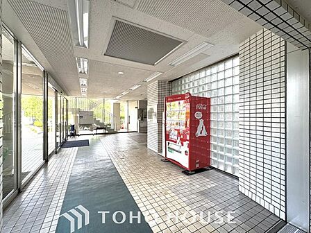 メインエントランスは低層マンションの贅を彷彿させるような佇まいとなっております。