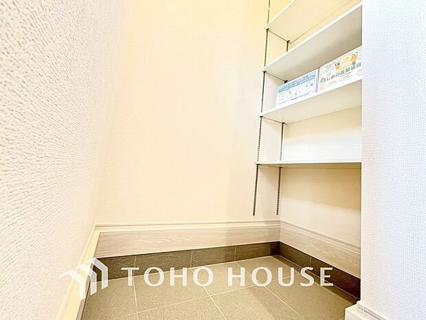 人を迎え入れる最初の場所だからこそ、清潔感が大事。ゆとりあるシューズインクロークも設置しました。