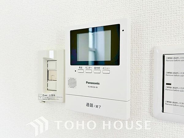 誰が来てもわかる様にモニター付きインターホンを設置。家事導線を考慮した個所に設置し、防犯性と利便性に優れ快適と安らぎを合わせた優しい設計。