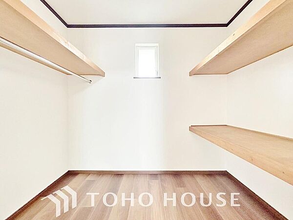 奥行きあるクローゼットを採用。衣装ケースや、掃除機といった物を収納できるような造りになっております。