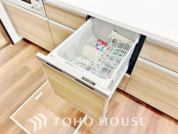 「ビルトインタイプ食器洗乾燥機」通常の手洗いでは使用出来ないほど高温のお湯や高圧水流を使うことにより汚れを効果的に落とすことができる。