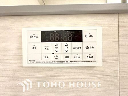 お風呂場と台所に操作リモコンがあり、キッチン近くにある給湯リモコンは、お料理の最中でもリビングで寛いでいるなかでもボタン一つで簡単に沸かせて便利ですね。