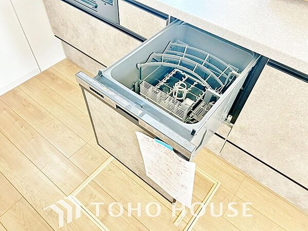 ビルトイン食洗機。高温のお湯や高圧水流を使うことにより汚れを効果的に落とすことができます。