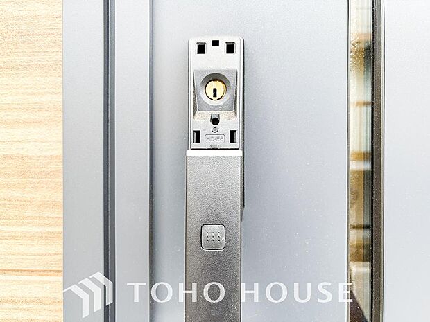 玄関ドアにスマートキーを完備。合鍵防止・オートロック設定等の防犯性の高さをはじめ、お荷物が多い際や暗がりでもスムーズ開錠。最近では補助錠として鍵穴のない電子錠を選ぶ方も増えています。