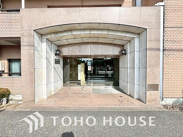 家族をあたたかく迎え入れてくれる清潔感と安心感の漂うエントランスとなっております。