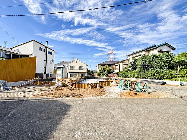 周辺環境とのコラボレーションにより明るく開放的な空間を演出しております。