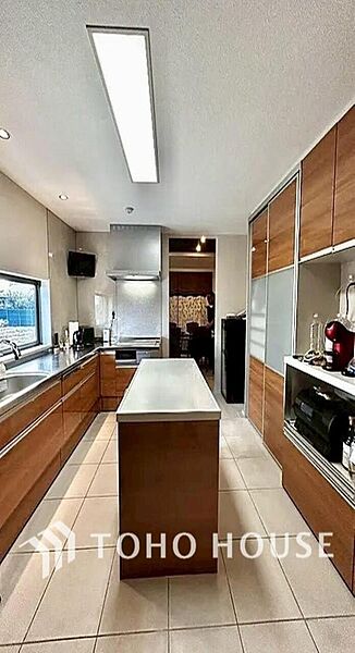 美しく使いやすいキッチン空間。優しい温もりを醸し出すキッチンは料理の為の配慮を随所に注ぎました。