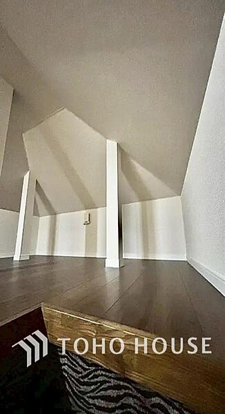 収納力がグンとアップする小屋裏収納付き。季節物、使用頻度の低いものをしまっておくのに便利です。