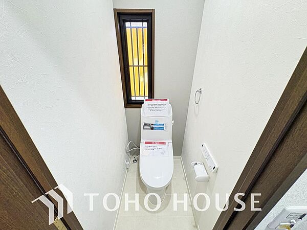 【清潔感溢れる住まい】トイレにはいつでも清潔感を保てるよう換気用の窓を完備しました。いつでも空気をスムーズに入れ替えることができ、常にクリーンで爽やかな空間を保てるよう毎日の快適性に配慮した設計です。