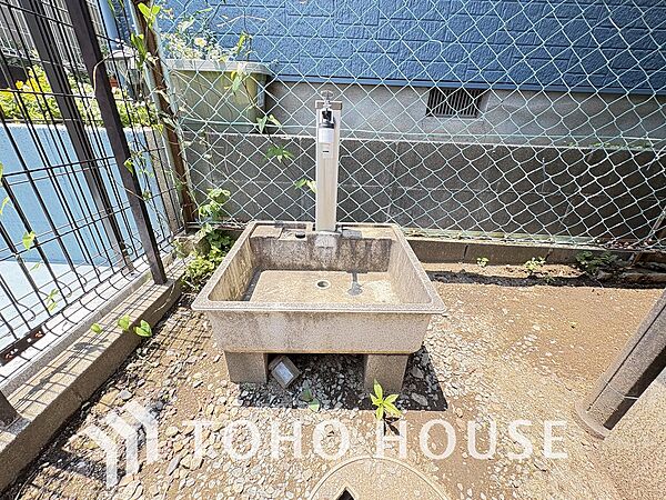 【暮らしを豊かにする立水栓】お庭のお手入れや愛車の洗車、愛犬のお散歩帰りのお手入れに大活躍の立水栓を完備。アウトドア用品の泥汚れも外でサッと洗い流せるため、室内の清潔を保つのに役立つ、便利な設備です。