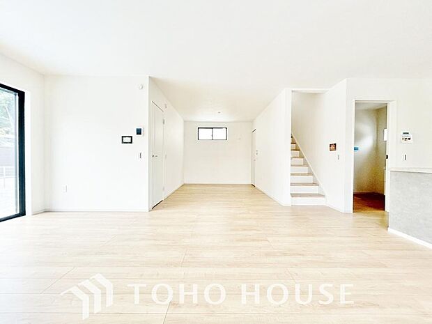 広々としたLDKは、家族が自然に集まりやすく、一緒に過ごす時間を楽しめる工夫が施されています。陽光が差し込む開放的な空間で、自然と会話が弾み笑顔が溢れます。心地よい団らんを育む、こだわり満載の住まい。