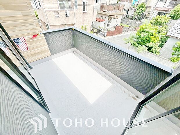 豊かな陽光に照らしだされる素敵な空間。季節を問わず華やいだ素敵な風景をお楽しみいただけます。戸建てのベランダから広がる開放的な眺望が、毎日の暮らしに彩りを添え、家族だけの特別な癒やしを演出します。