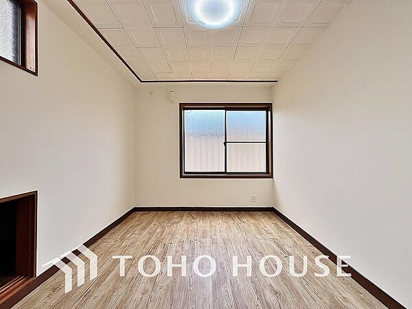 お子様の心と身体を見守る子供部屋。小さな自立心を育む工夫が施された空間設計です。将来の部屋割りや成長に伴う模様替えなども見据え、ご家族の明るい未来をイメージしながら魅力あふれる現地をぜひご覧ください。
