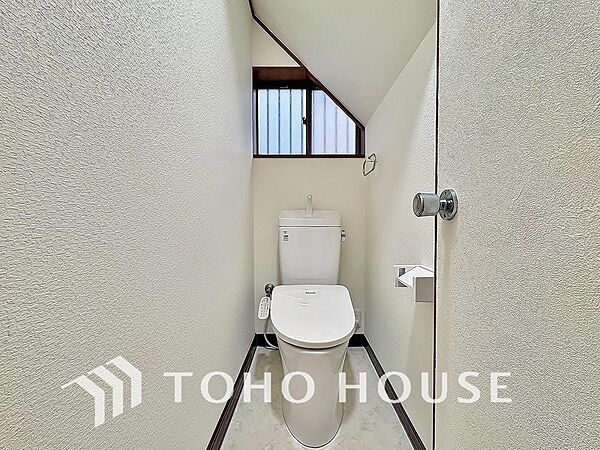 【清潔感溢れる住まい】トイレにはいつでも清潔感を保てるよう換気用の窓を完備しました。いつでも空気をスムーズに入れ替えることができ、常にクリーンで爽やかな空間を保てるよう毎日の快適性に配慮した設計です。