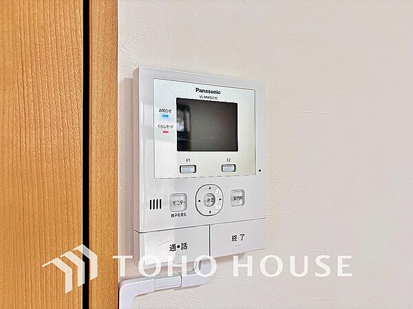 「見える安心」を実現するＴＶモニター付きインターホンを設置。来訪者の顔を室内から一目で確認できるため、防犯性が高く、お子様の留守番時も安心です。家族の安全を守る確かな配慮を、ぜひ現地でお確かめ下さい。