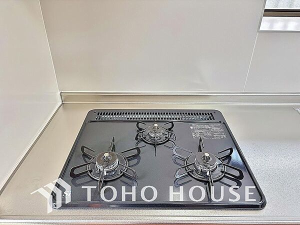 一度に複数のお料理を並行して作れる、便利な3口コンロを採用。毎日のキッチンタイムを大幅に効率化し、忙しい時間帯の家事をサポートします。料理がもっと楽しくなる、機能的で使いやすい設備を現地でご覧下さい。