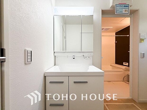 身だしなみのチェックがしやすい大きな鏡、下には収納がたっぷり。スッキリとした空間を演出いたします。