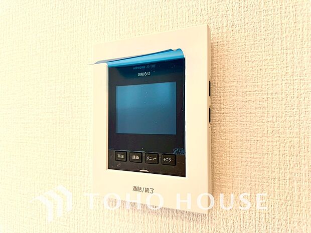「見える安心」を実現するＴＶモニター付きインターホンを設置。来訪者の顔を室内から一目で確認できるため、防犯性が高く、お子様の留守番時も安心です。家族の安全を守る確かな配慮を、ぜひ現地でお確かめ下さい。
