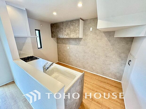 家族みんなでゆったりと調理や食事の準備ができる十分な広さを確保した、快適なキッチンスペース。複数人で行き交ってもストレスのない広々動線が魅力。お料理を通じて家族のコミュニケーションも自然と深まります。